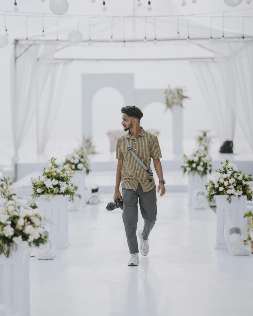 ein Fotograf hilft dabei, die Hochzeit in Bildern festzuhalten