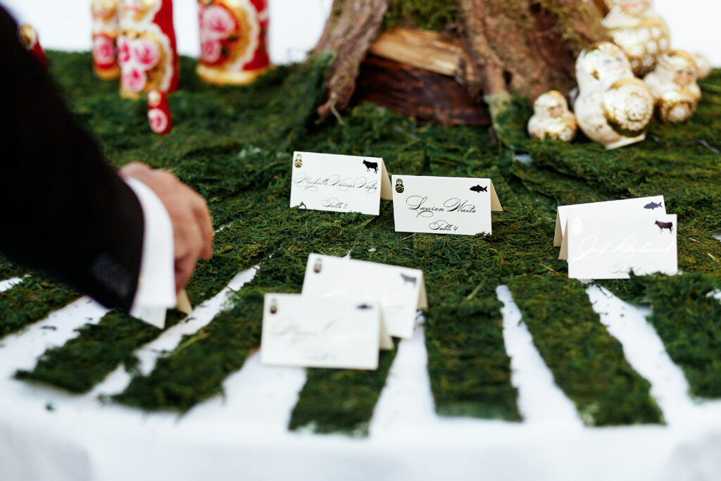 Eine gut gepflegte Gästeliste hilft euch dabei, die Sitzordnung für eure Hochzeit festzulegen. 