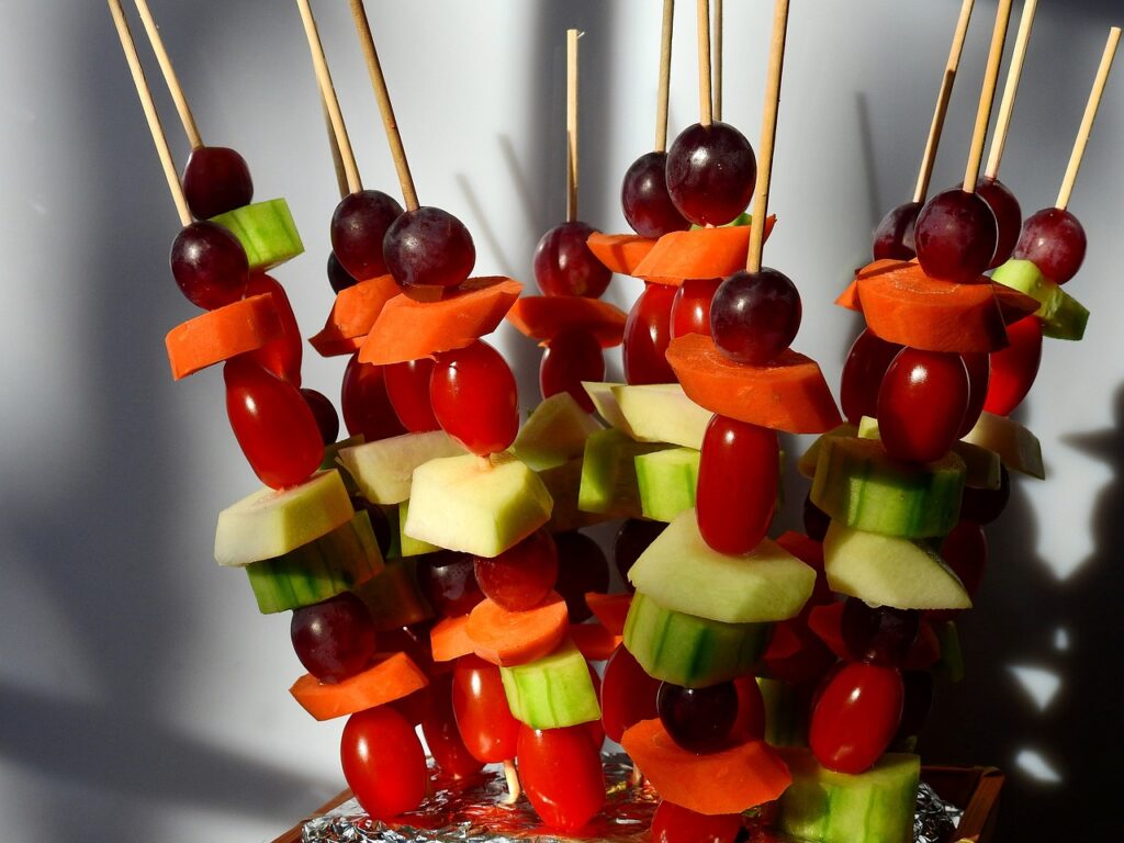 Obst- und Gemüsesticks als Hochzeitsessen für Kinder